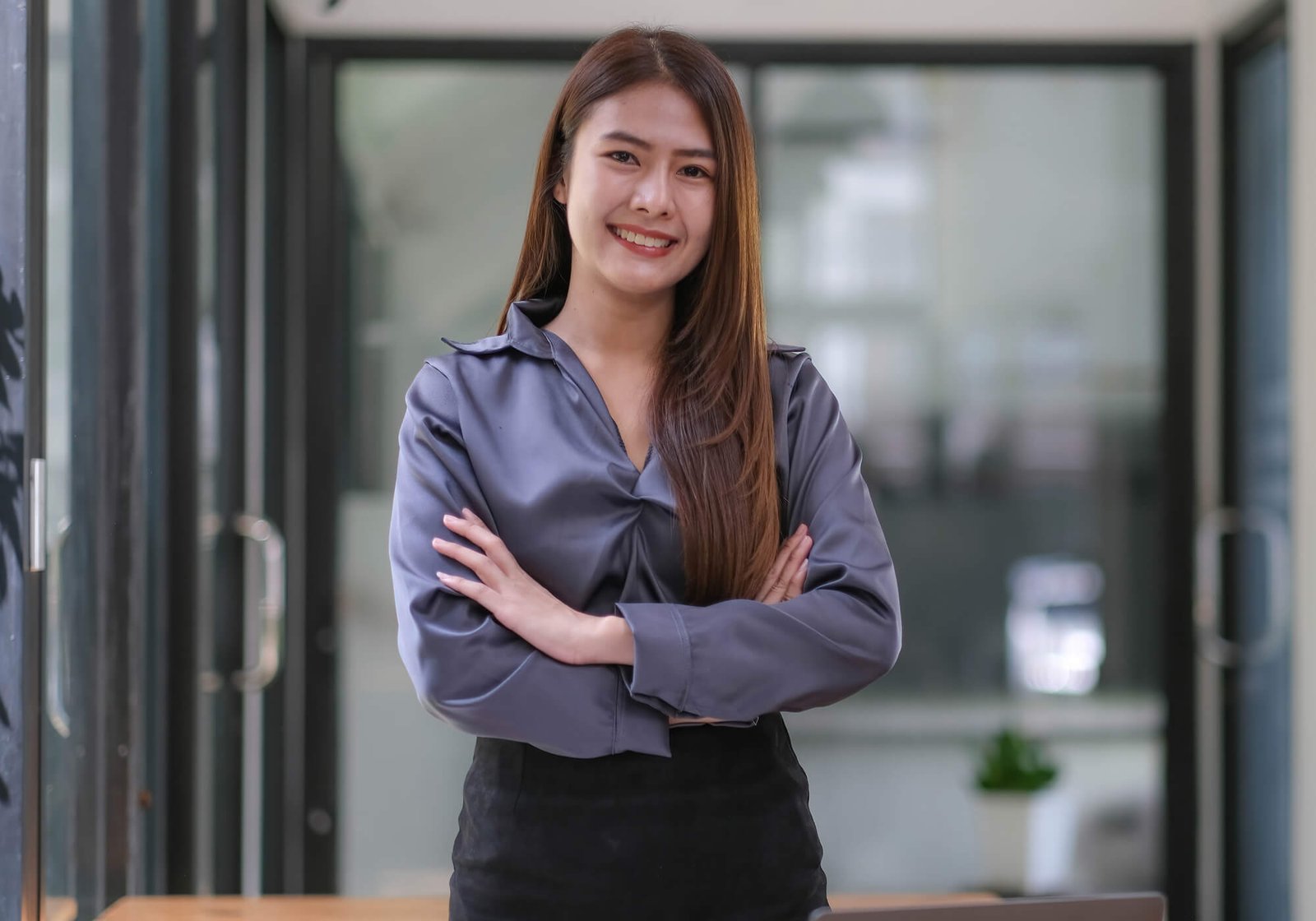confident asian businesswoman standing with her ar 6rvt3dx.jpg
